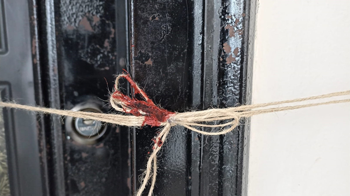 Hakkari'de yağış sonrası toprak kayması meydana geldi. İstinat duvarının çöktüğü bölgede tedbir amaçlı tahliye edilen 3 evin kapısı mühürlendi.