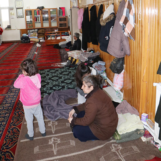 Malatya'da süren artçı depremler nedeniyle hafif hasar alan evlerine giremeyen vatandaşlar, mahallerindeki camilere sığındı.