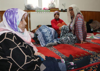 Hasar alan evlerine giremeyen vatandaşlar camilere sığındı