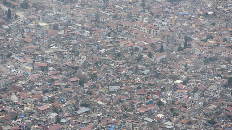 Hatay enkaz tozu altında
