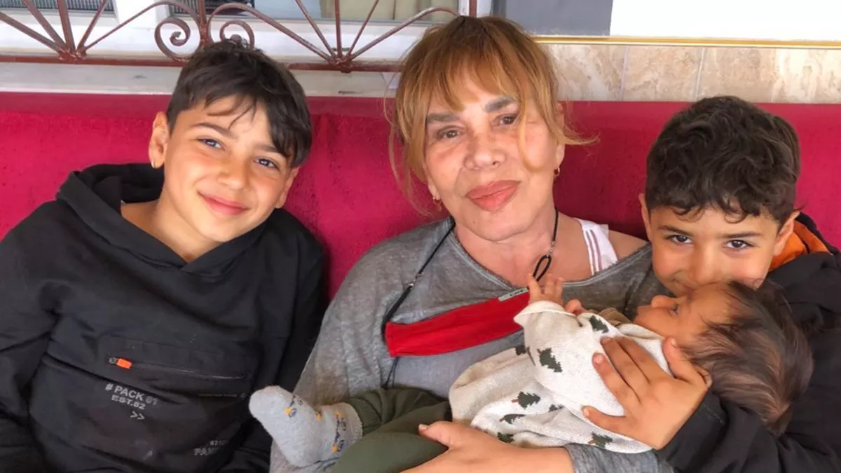 Hatay’da deprem bölgelerindeki yardım çalışmalarına katılan sanatçı sezen aksu ali i̇smail korkmaz'ın ailesinin antakya’daki evini ziyaret etti.  