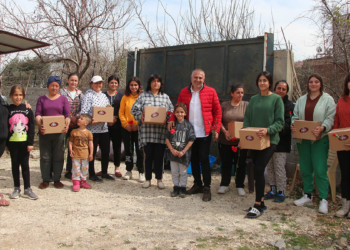 Hatay'da çadırlarda kalan kadınlara karanfil verildi