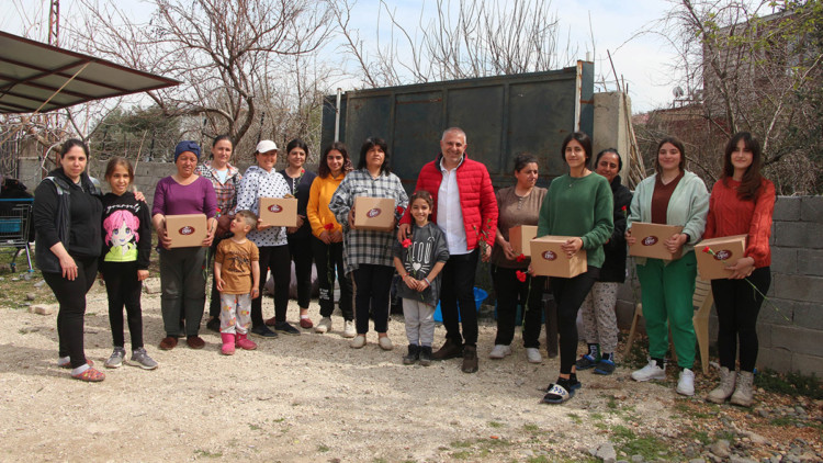 Hatay'da çadırlarda kalan kadınlara karanfil verildi