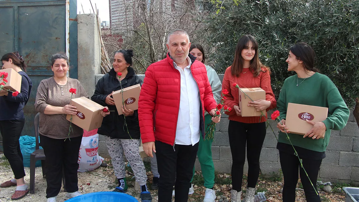 Hatay'da çadırlarda kalan kadınlara karanfil verildi