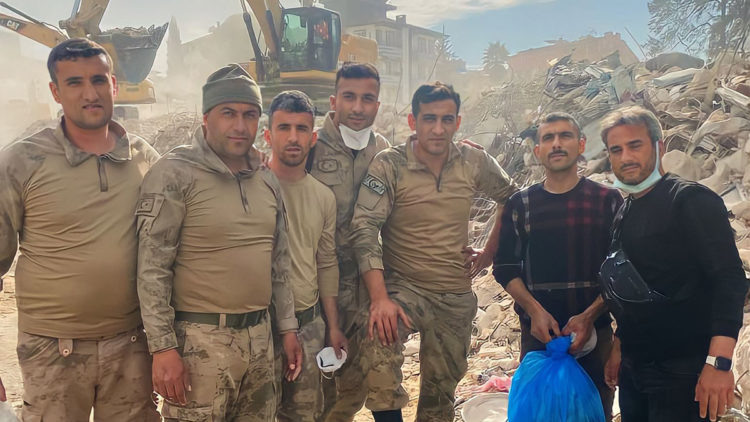 Enkazdan çıkarılan 1 kilogram altın sahibine teslim edildi