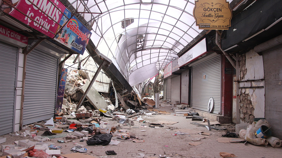 Tarihi Uzun Çarşı'da birkaç esnaf işyerlerini açtı