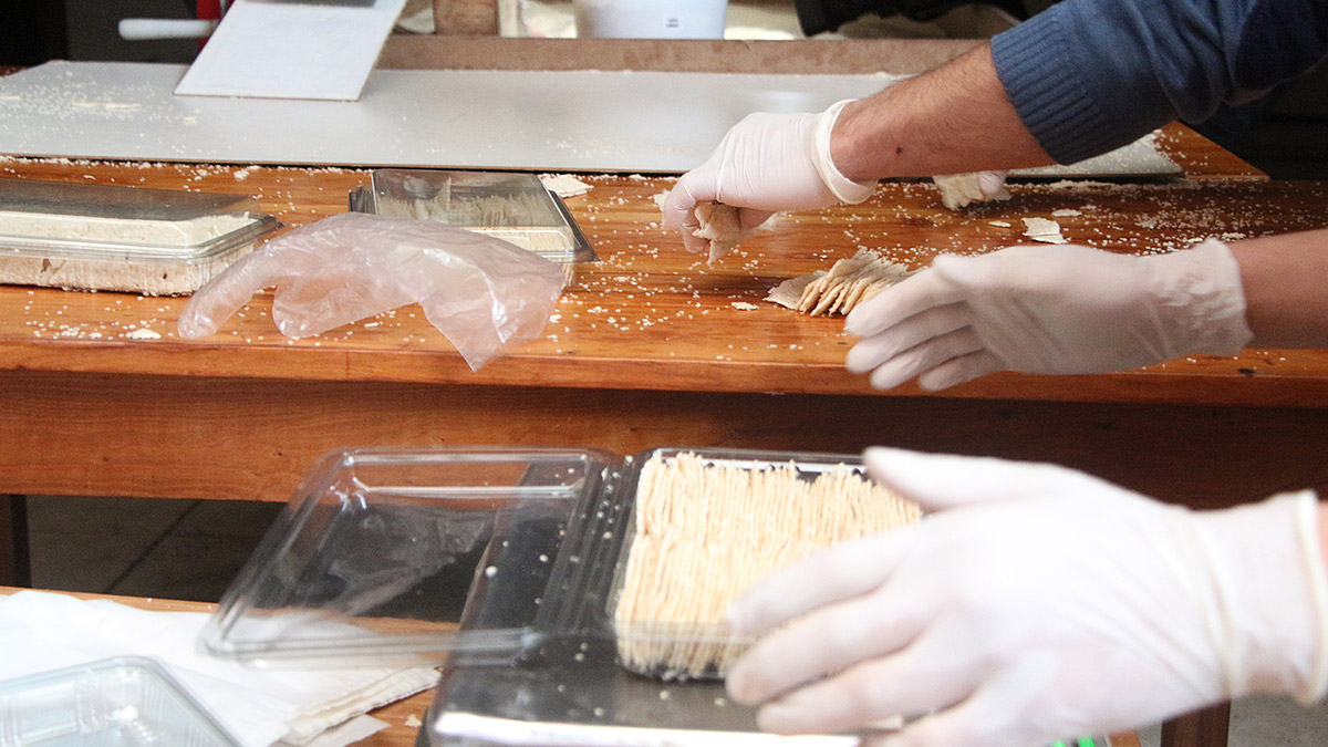 Hatay’ın Antakya ilçesinde depremlerin büyük hasar verdiği tarihi Uzun Çarşı'da kepenk açan birkaç iş yerinden olan tatlıcı dükkanı sahibi Şahap Fansa, “Caddelerimiz hala moloz. İnşallah bir an önce kaldırırız da esnafımız cesaretlenir, canlanır. Antakya’yı terk etmedik” dedi.