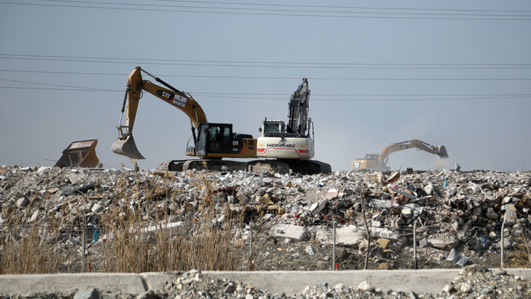 Yıkılan binaların enkazı taşınıyor