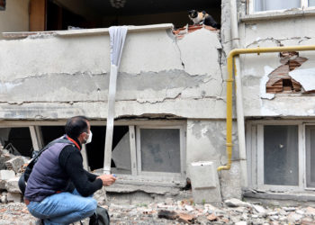 Zarar tespit çalışmaları yapan ekip hayvanları besliyor