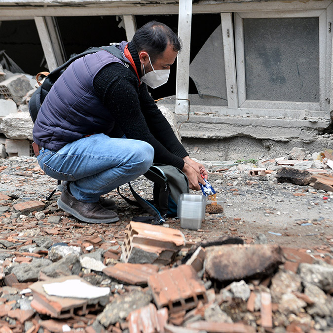 Zarar tespit çalışmaları yapan ekip hayvanları besliyor