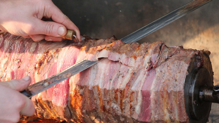 Depremzedelere Erzurum cağ kebabı ikram edildi