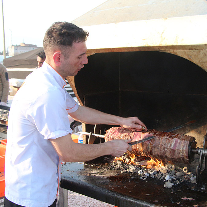 Hatay’da çadırlarda kalan yaklaşık bin depremzedeye Erzurum cağ kebabı ikram edildi.