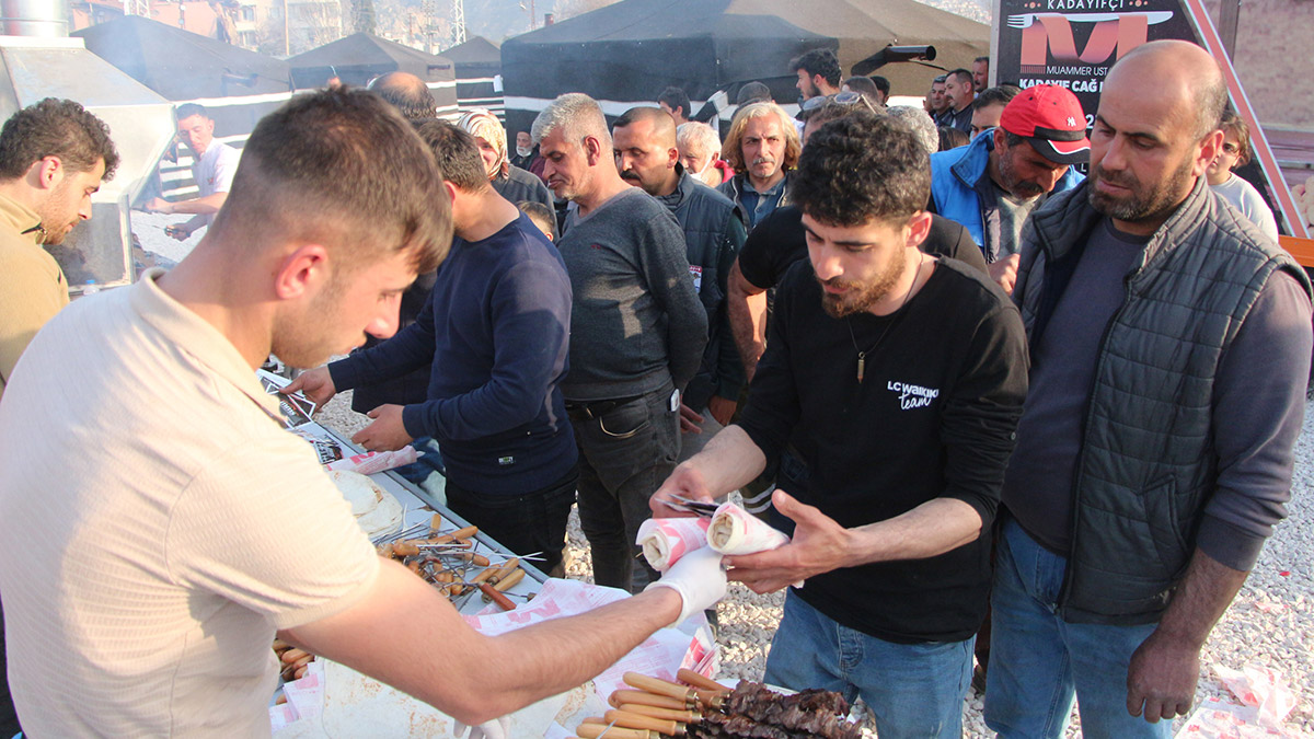 Depremzedelere Erzurum cağ kebabı ikram edildi