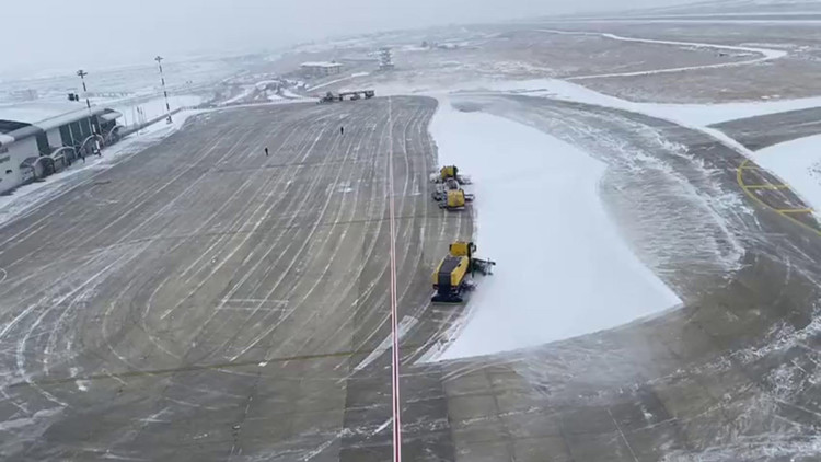 Doğu Anadolu'daki havalimanları karla mücadele ediyor