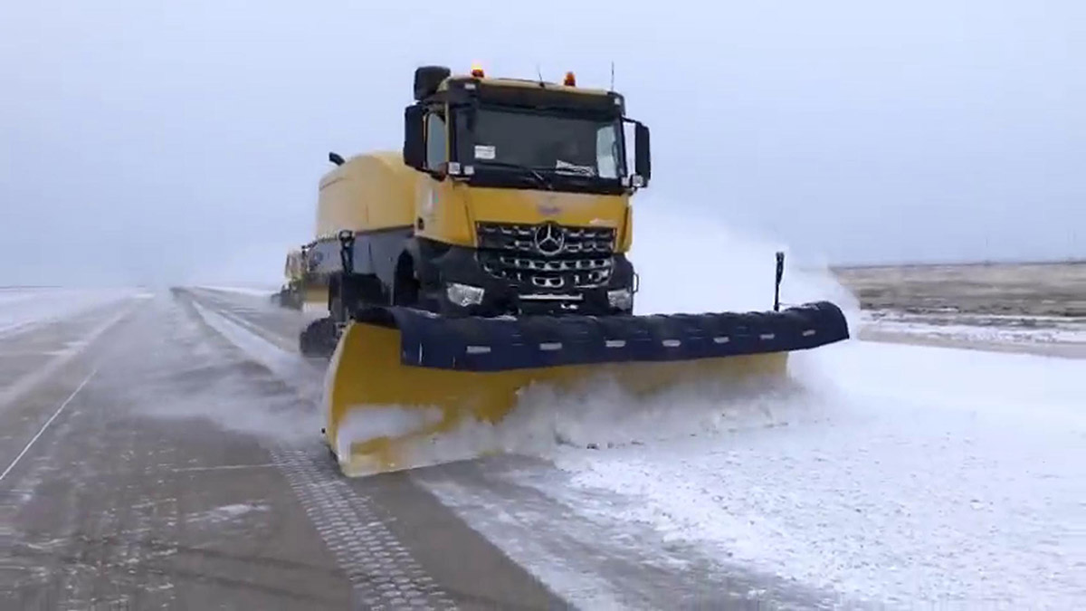 Doğu Anadolu'daki havalimanları karla mücadele ediyor