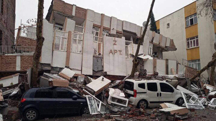 Hayalleri enkaz altında kaldı