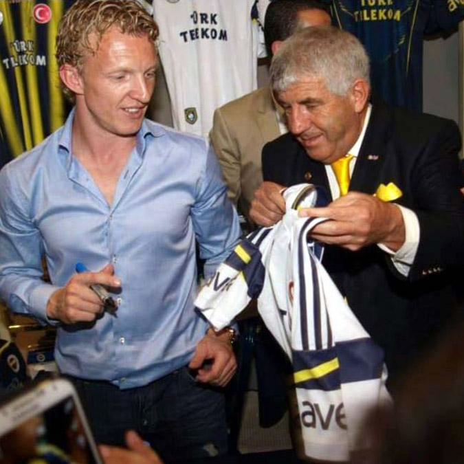 Hollanda Kraliçesi Koningin Beatrix tarafından madalya verilmiş tek Türk olan ve halk oylamasıyla ülkenin '40 yılın en iyi kalpli insanı' seçilen Bülent Türker, futbolculardan aldığı imzalı formaları satarak deprem bölgelerindeki sokak hayvanlarını besliyor.