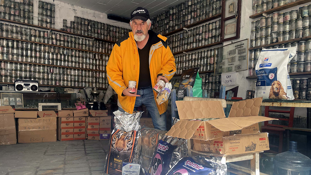 '40 yılın en iyi kalpli insanı' sokak hayvanlarını besliyor