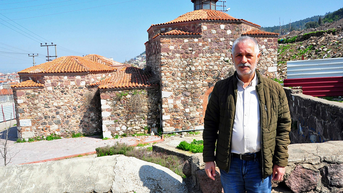 Manisa'da Ulu Cami ile birlikte yapılan, İshakpaşa Külliyesi'nin de bir parçası olan ve 10 yıl arayla 2 kez restore edilen 657 yıllık İshakpaşa Hamamı, kimliği belirsiz kişilerce tahrip edildi.