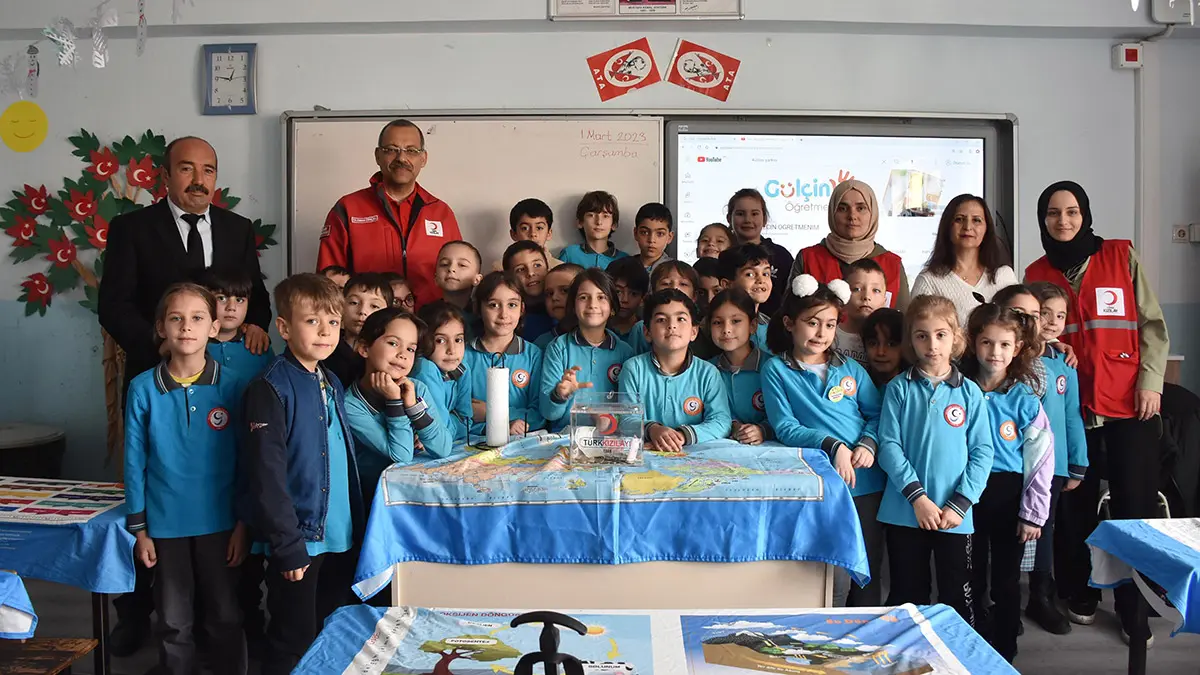 İzmir'in gaziemir ilçesindeki 9 eylül i̇lkokulu'nda hayata geçirilen 'sanki yedim sanki i̇çtim' projesi kapsamında, öğrenciler günlük ihtiyaçlarının dışında harçlıklarından kalan parayı, sınıfta depremzedeler için oluşturulan kumbarada biriktiriyor.