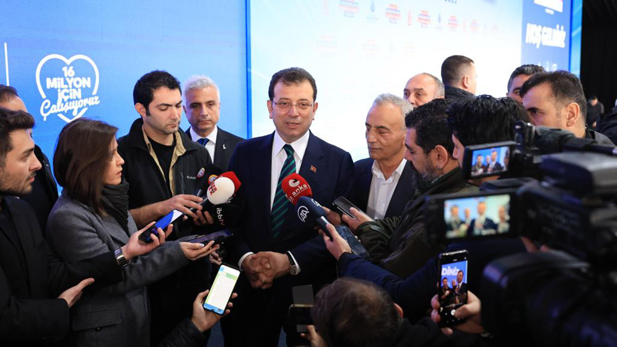 İstanbul Büyükşehir Belediyesi (İBB) Başkanı Ekrem İmamoğlu, "Doğru bir şekillenme oldu, artık sahayı, memleketimizi konuşacağız. Bu yolculukta hem ben hem Sayın Mansur Yavaş arkadaşım olmak üzere, altılı masaya altı lidere katkı sunan, adayımızın da 14 Mayıs'ta cumhurbaşkanı olması için elinden geleni yapan bir süreç tarifiyle, güçlü bir yolculuğa başladık" dedi.