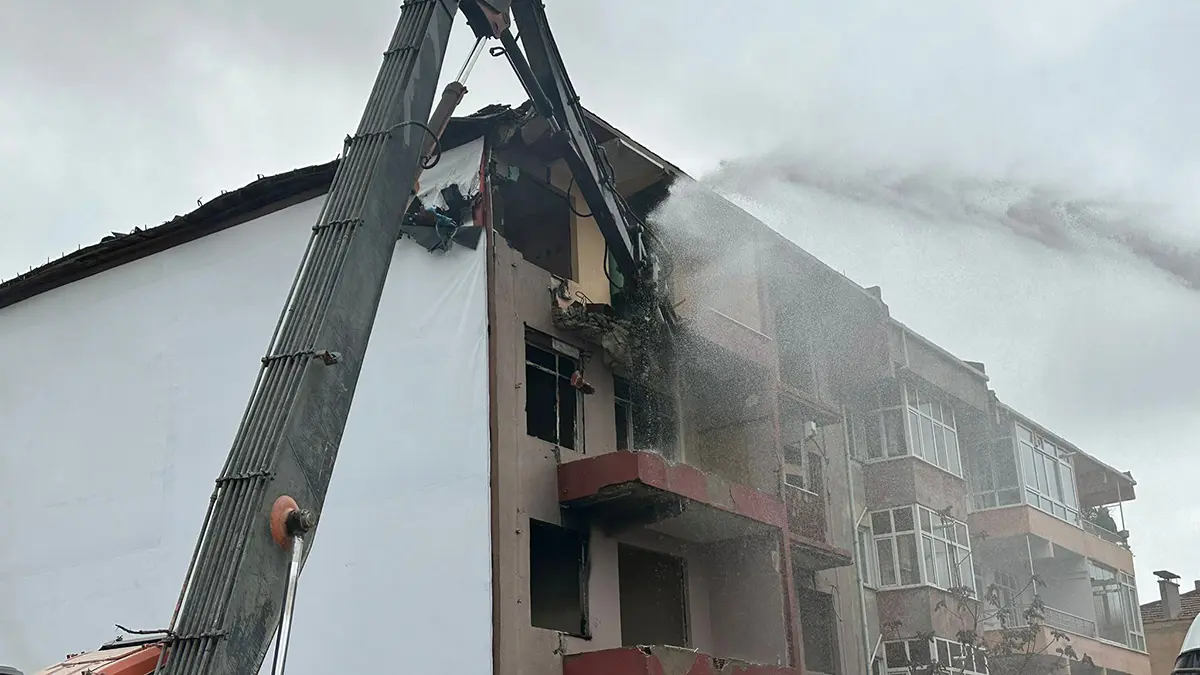 İstanbul büyükşehir belediye (i̇bb) başkanı ekrem i̇mamoğlu kadıköy'de riskli bina yıkımına katıldı.  