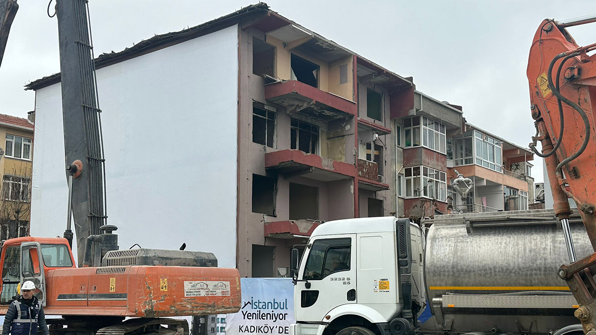 Ekrem İmamoğlu Kadıköy'de riskli bina yıkımına katıldı