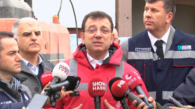 Ekrem İmamoğlu Kadıköy'de riskli bina yıkımına katıldı