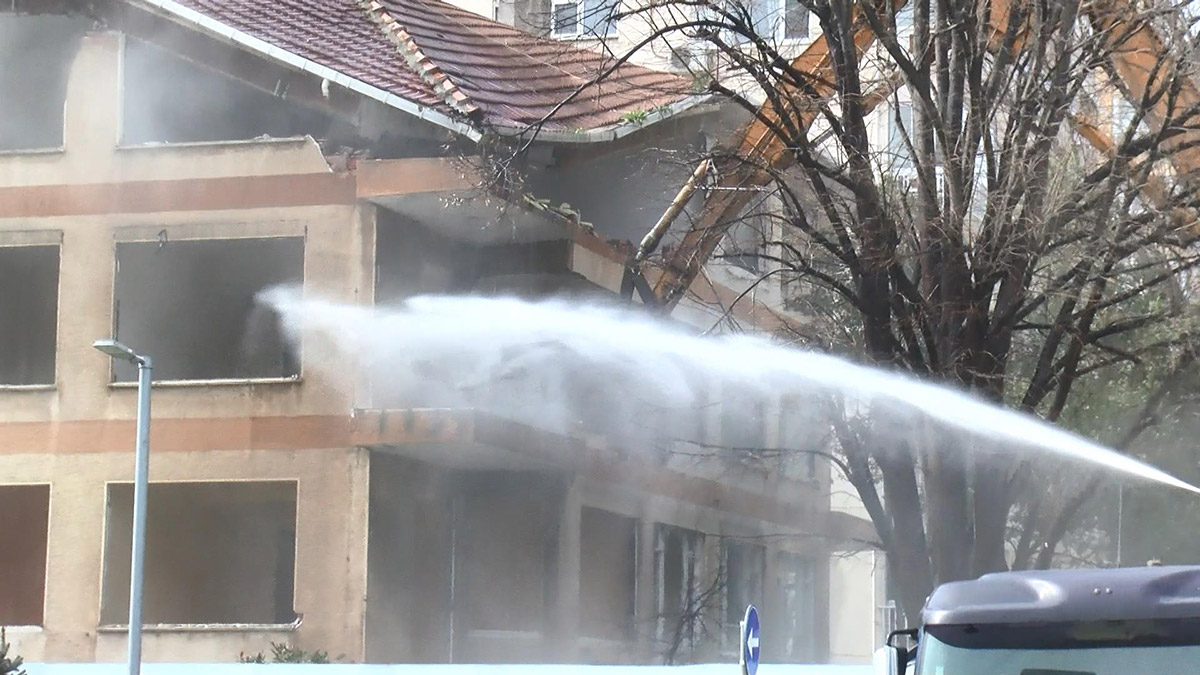 İstanbul Büyükşehir Belediyesi (İBB) Başkanı Ekrem İmamoğlu, Kadıköy'de KİPTAŞ tarafından yenilenecek bir apartmanın yıkım organizasyonuna katıldı. İmamoğlu, "Sıkıntılı binaların yüzde 50'sinden fazlasında kiracılar oturuyor" dedi.