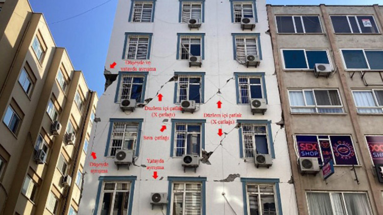 İnşaat mühendisliği öğretim üyeleri deprem bölgesinde