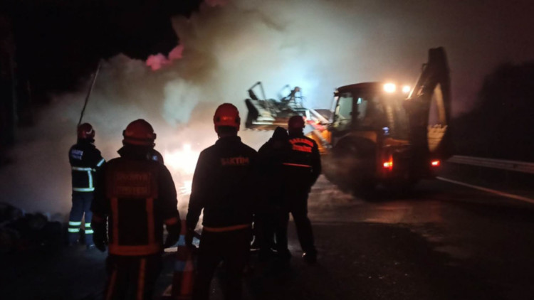 İplik yüklü TIR alev alev yandı