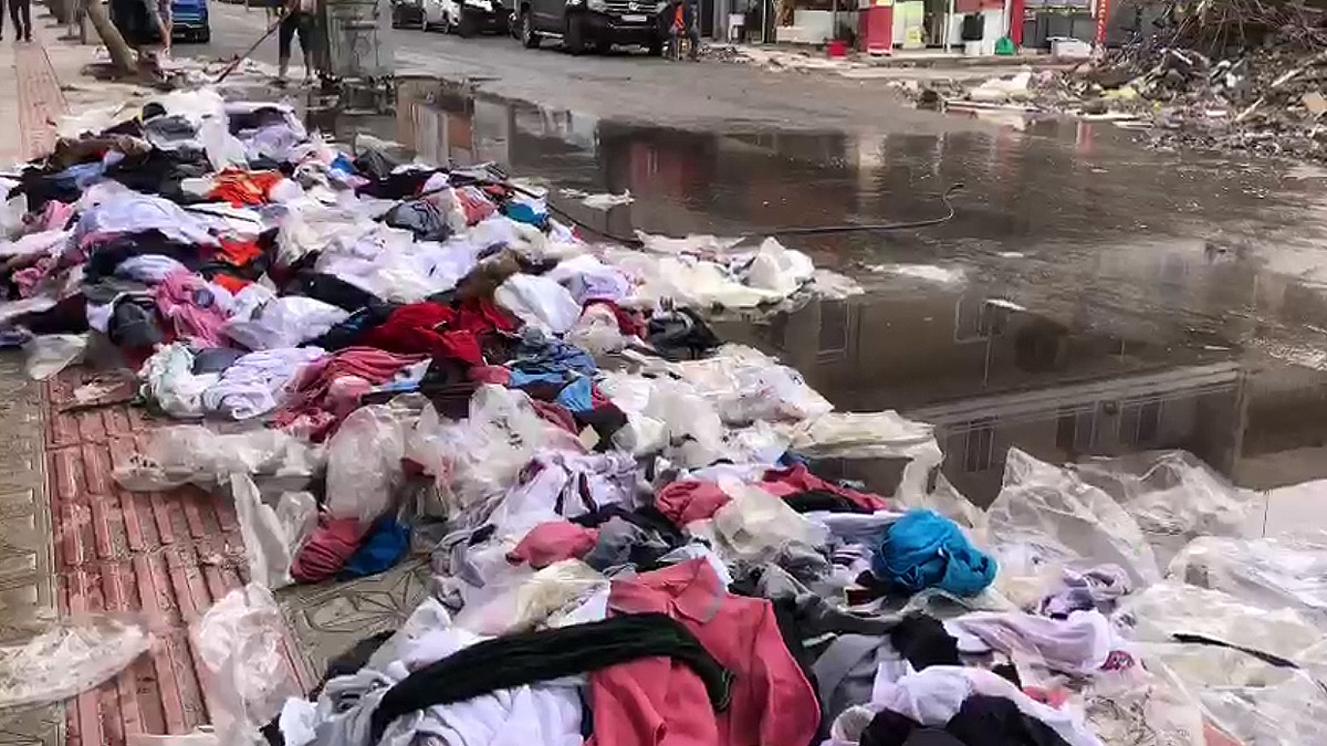 İş yerini su basan esnaf ürünleri vatandaşa dağıttı