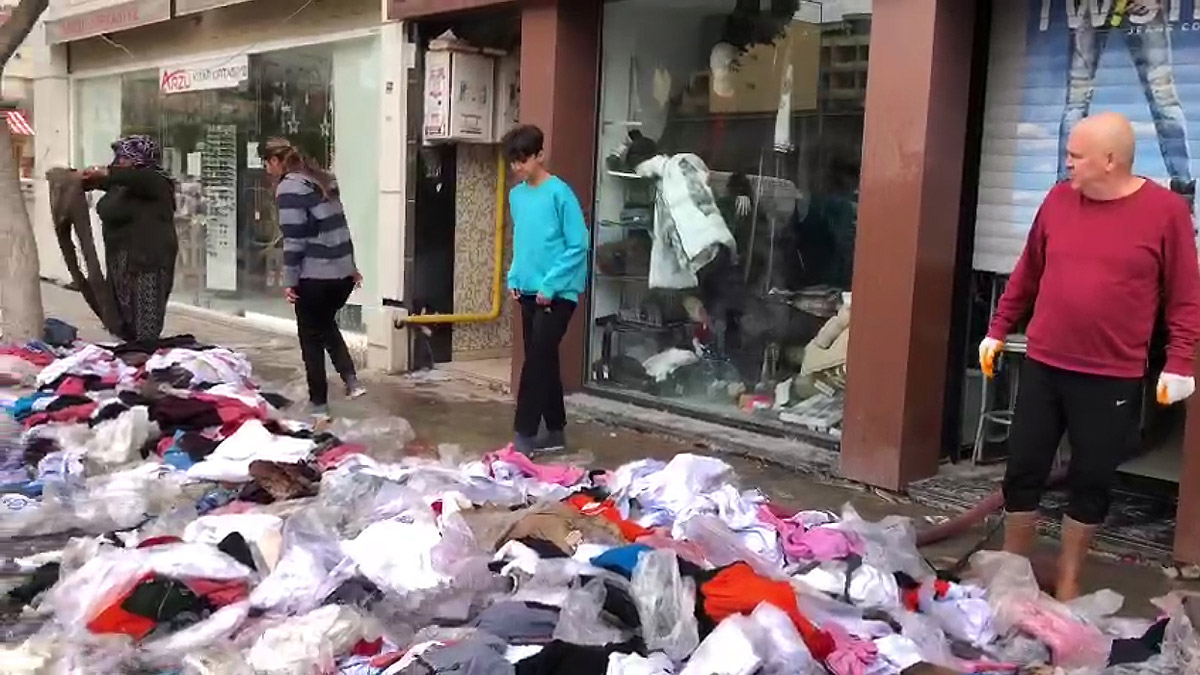 Hatay'ın İskenderun ilçesinde iş yerini su basan esnaf Adem Öz, depremlerin ardından denizin taşmasıyla su basan iş yerindeki yaklaşık 2 milyon liralık kıyafeti vatandaşlara dağıttı.