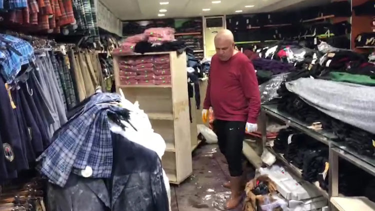 İş yerini su basan esnaf ürünleri vatandaşa dağıttı