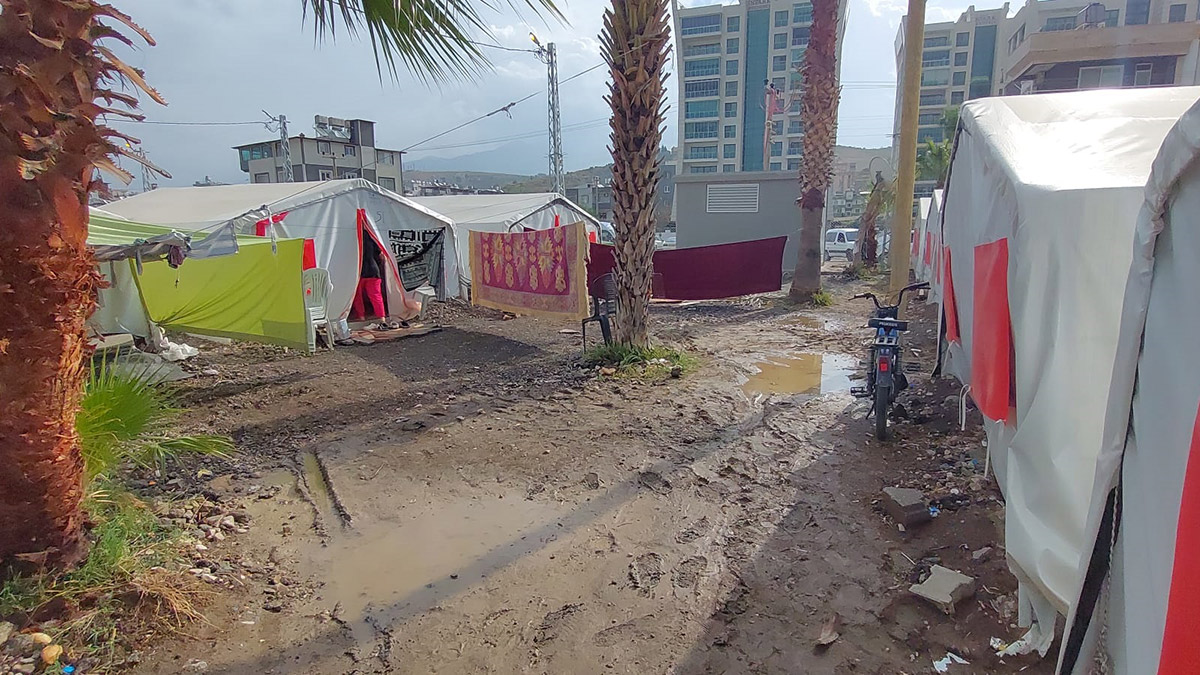 İskenderun'da sağanak etkili oldu; çadırlardaki depremzedeler zor anlar yaşadı. Yağış bölgede zaman zaman etkisini sürdürmeye devam ediyor.