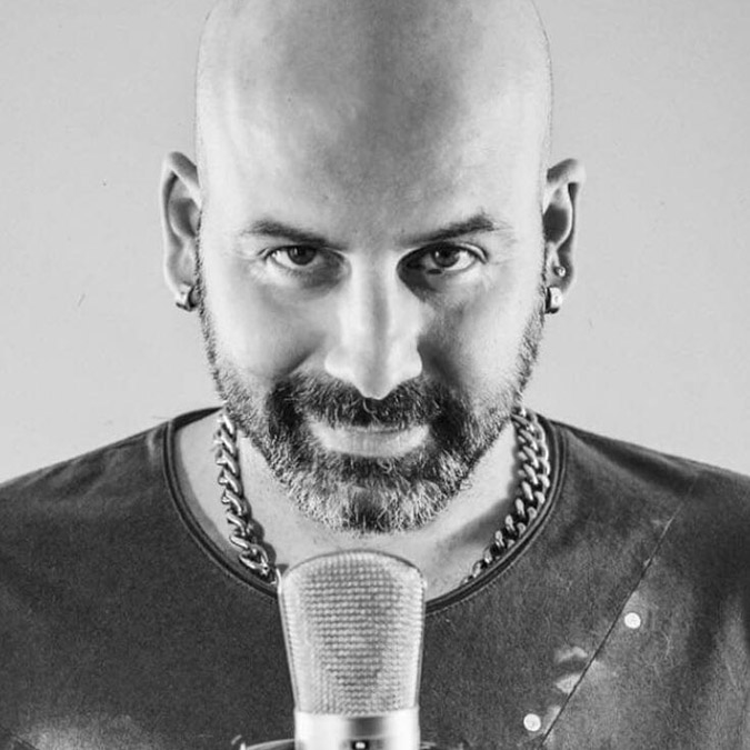 Ankara'nın Çankaya ilçesinde 'istek parça' çalıp, söylemeyi reddettiği için öldürülen müzisyen Onur Şener'in yaralı haldeki görüntüleri ortaya çıktı.