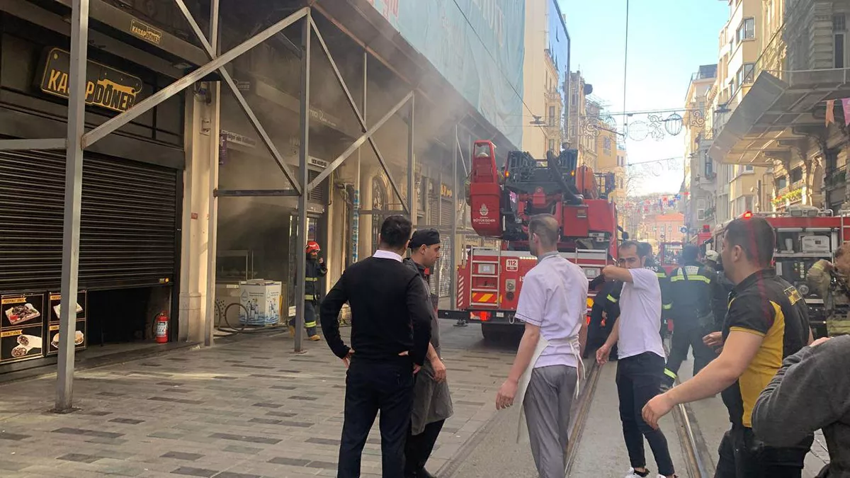 Beyoğlu i̇stiklal caddesi'nde restoranda yangın çıktı. Yangın yan tarafında bulunan kiliseye sıçradı. Olay yerine itfaiye ekibi sevk edildi.  