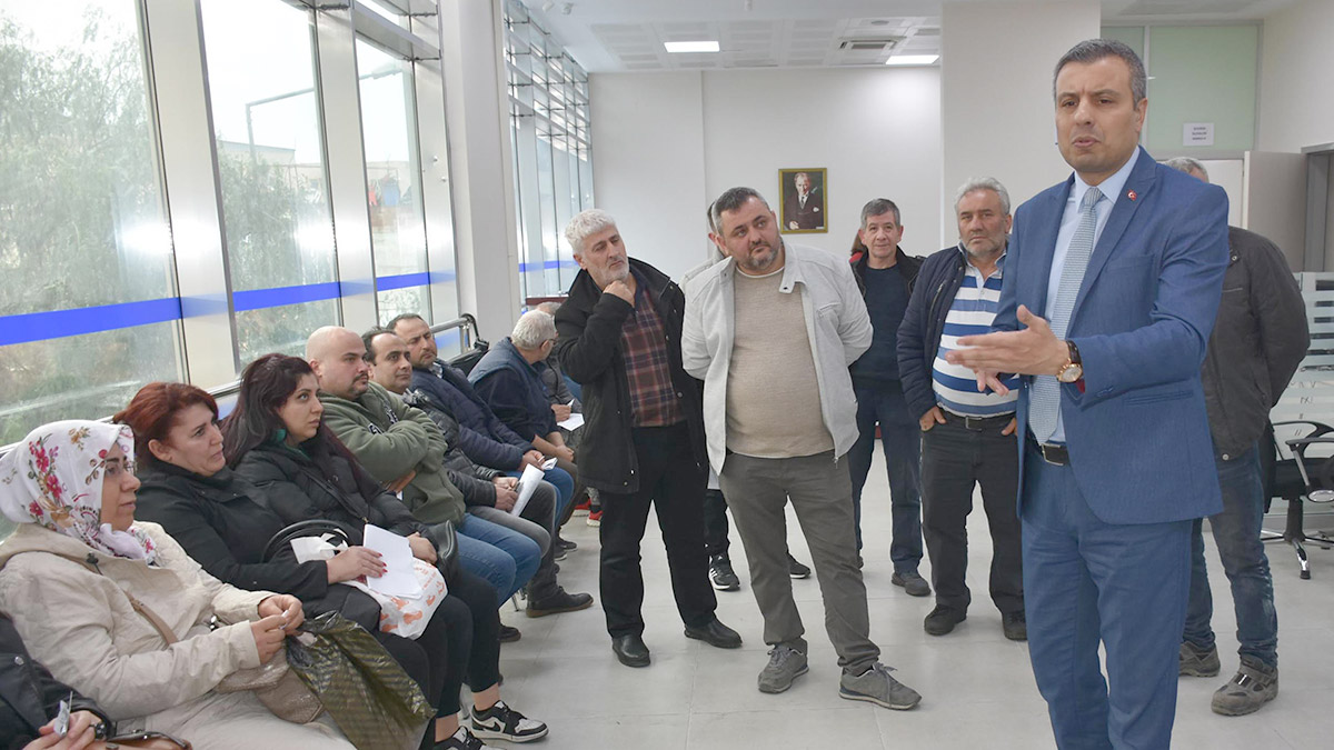 Sosyal Güvenlik Kurumu (SGK) İzmir İl Müdürü Yavuz Kurt, Emeklilikte Yaşa Takılanlar (EYT) düzenlemesinin Resmi Gazete'de yayımlanmasının ardından bugüne kadar İzmir'de emeklilik için başvuranların sayısının 40 bini aştığını belirtti.