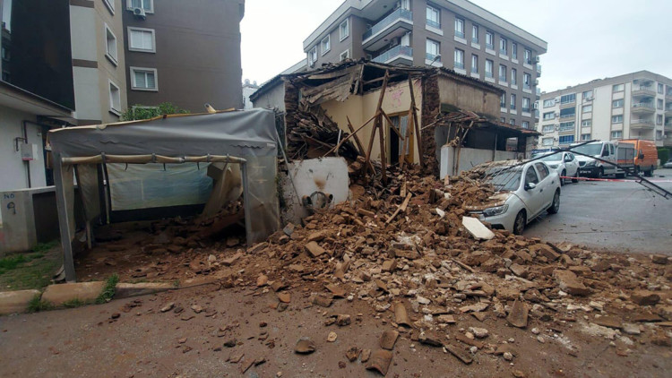 İzmir'de metruk bina çöktü