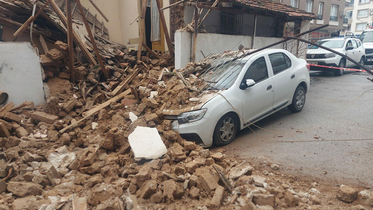 İzmir'de metruk bina çöktü
