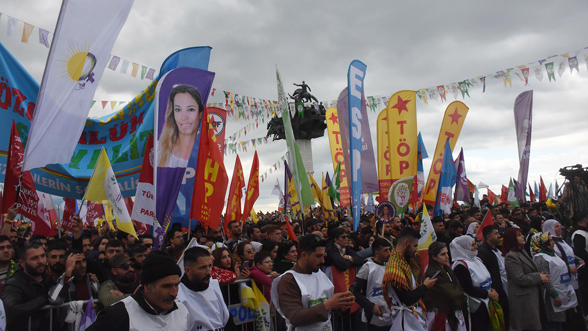 İzmir'de nevruz, gündoğdu meydanı'nda düzenlenen etkinlikle kutlandı. Etkinlikte konuşan türkiye i̇şçi partisi (ti̇p) genel başkanı erkan baş, 