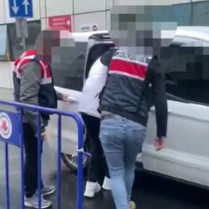 İstanbul İl Jandarma Komutanlığı ekipleri, yurtdışında internet üzerinden alışveriş yapan yabancı şirketleri, 'Man in the Middle' yöntemiyle ödeme bilgilerini değiştirerek dolandırdığı tespit edilen biri yabancı uyruklu 5 şüpheli, eş zamanlı operasyonlarla yakaladı.