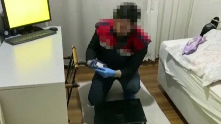 Yurtdışında internet üzerinden alışveriş yapan yabancı şirketleri dolandırdılar