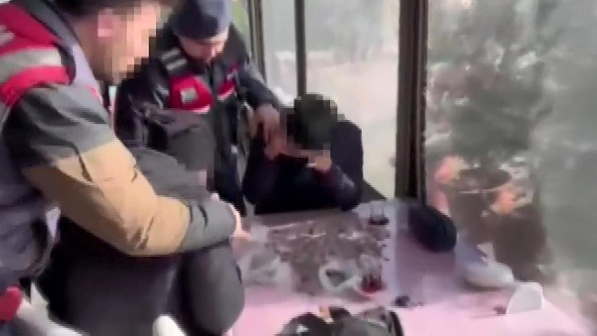 İstanbul İl Jandarma Komutanlığı ekiplerinin düzenlediği 4 ayrı operasyonda, Roma, Bizans ve Osmanlı dönemlerine ait olduğu değerlendirilen bin 47 adet sikke, 2 adet tablo, 32 adet obje ile 2 adet ortodoks ikona ele geçirildi. 