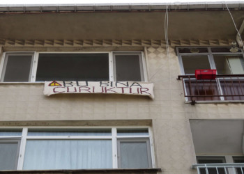 Kadıköy'de 'Bu bina çürüktür' pankartı asıp evi boşalttı