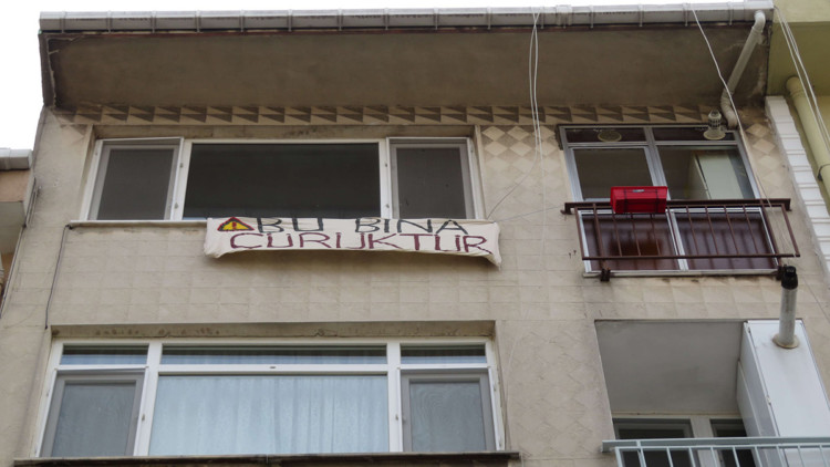 Kadıköy'de 'Bu bina çürüktür' pankartı asıp evi boşalttı