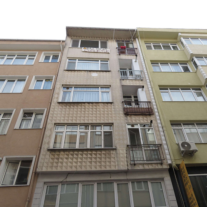 Kadıköy'de 'Bu bina çürüktür' pankartı asıp evi boşalttı