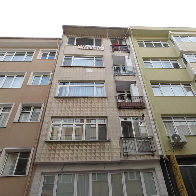 Kadıköy'de 'bu bina çürüktür' pankartı asıp evi boşalttı