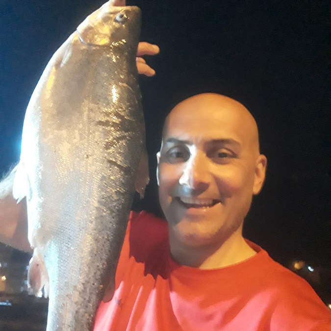 Kültür balığı üretilen çiftlikte kafes yırtıldı, sahil somonla doldu