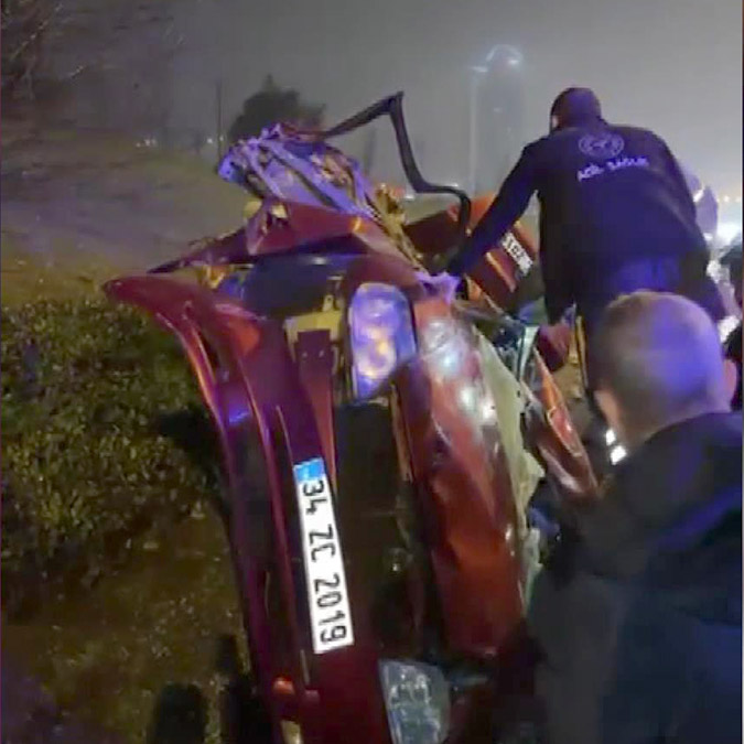 TEM Otoyolu'nda bariyerlere çarpan otomobil takla attı